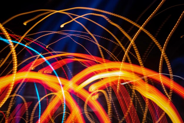 Primer plano de las pinturas de luz por la noche
