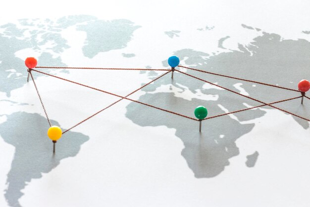 Foto primer plano de las pinzas en el mapa del mundo