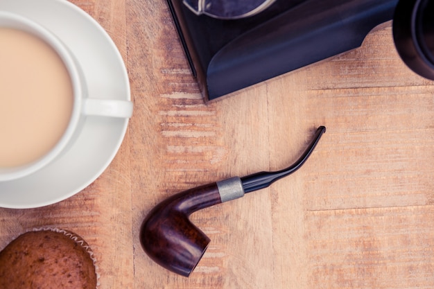 Primer plano de la pipa de café y fumar en mesa