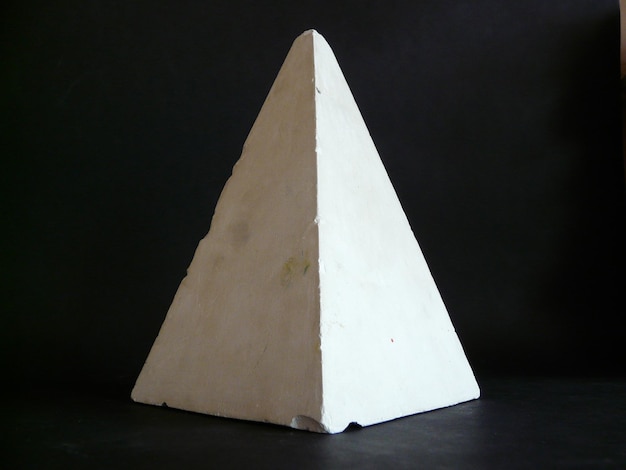 Primer plano de la pirámide de piedra contra un fondo negro