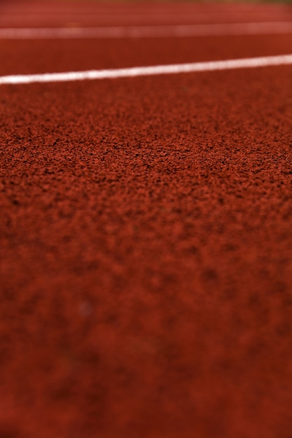Primer plano de la pista de atletismo del estadio rojo