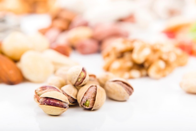 Primer plano de pistachos frescos en una mesa blanca