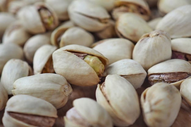 Foto primer plano, pistachos orgánicos en mesa de madera