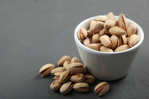 Primer plano de pistachos sobre la mesa sobre un fondo claro