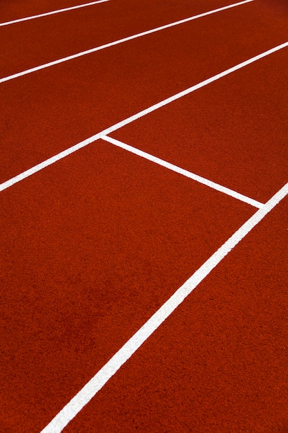 Primer plano de las pistas de atletismo del estadio rojo