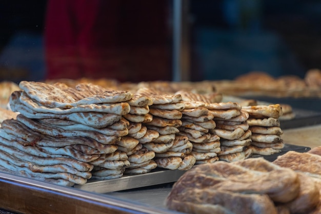 Primer plano de una pita especial de Ramadán turco Pan de Ramadán turco Comida tradicional de Ramadán conocida como Pide