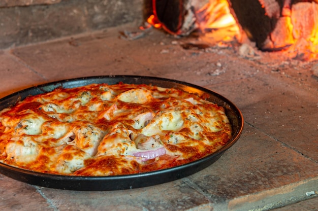 Primer plano de pizza en el horno de leña