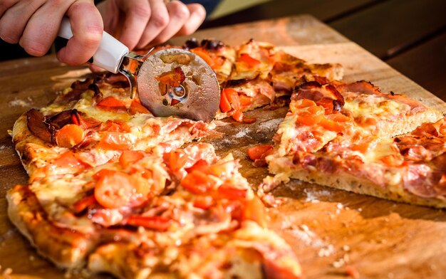 Foto primer plano de una pizza en la mano