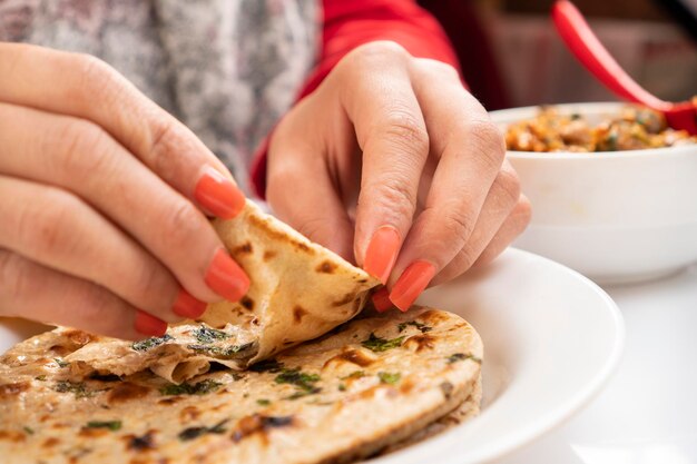 Primer plano de una pizza en la mano