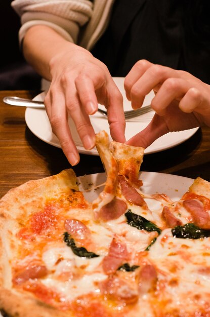 Foto primer plano de una pizza en la mano