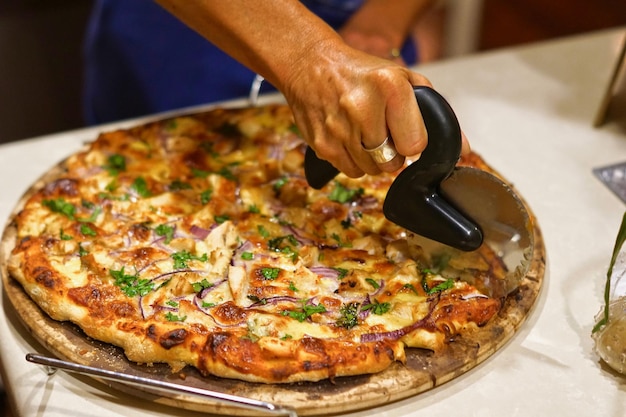 Foto primer plano de una pizza en la mano