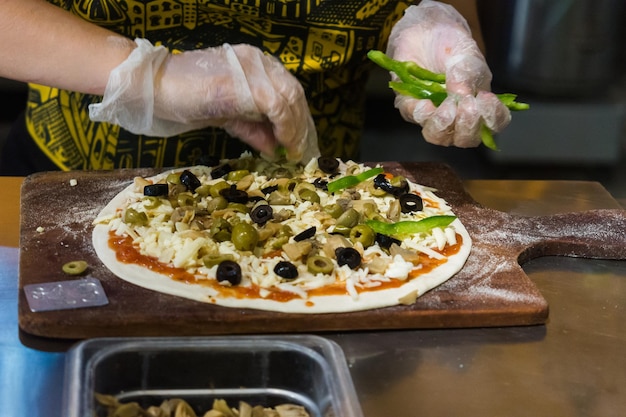 Foto primer plano de una pizza en la mesa