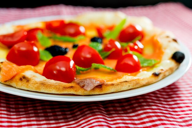 Primer plano de la pizza en la mesa