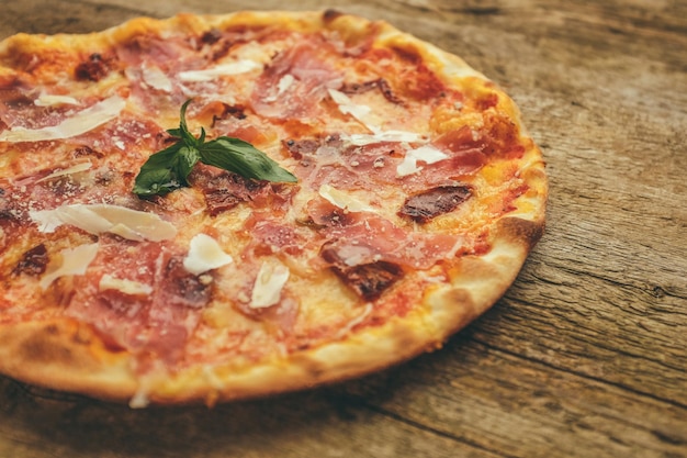 Primer plano de una pizza en la mesa