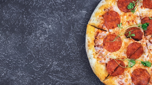 Primer plano de pizza de pepperoni en la superficie de hormigón vista superior espacio de copia