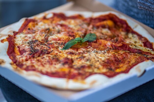 Primer plano de la pizza en el plato