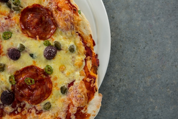 Primer plano de pizza servida en una bandeja de pizza