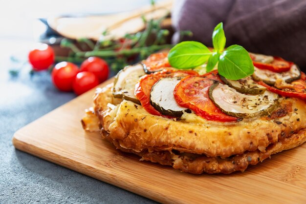 Foto primer plano de una pizza servida en la mesa