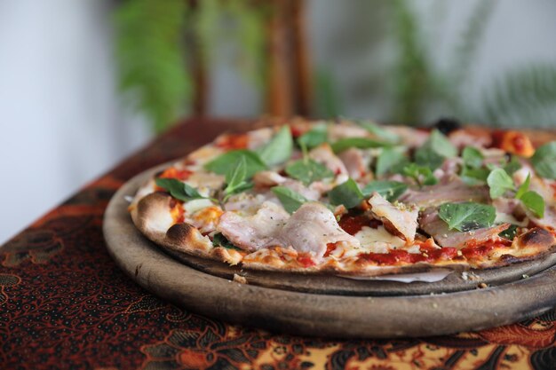 Foto primer plano de una pizza servida en la mesa