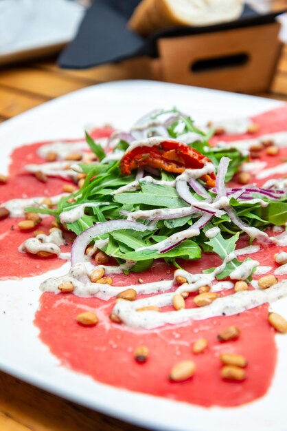 Foto primer plano de una pizza servida en un plato