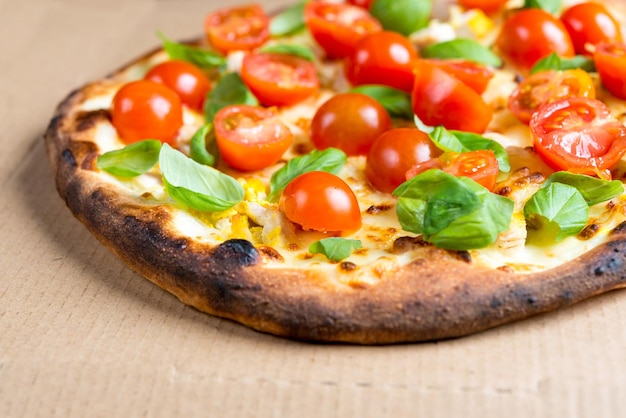 Primer plano de una pizza con tomates