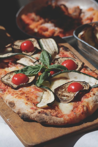 Un primer plano de una pizza