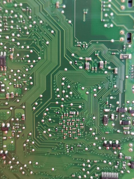Primer plano de una placa de circuito impreso verde de computadoras