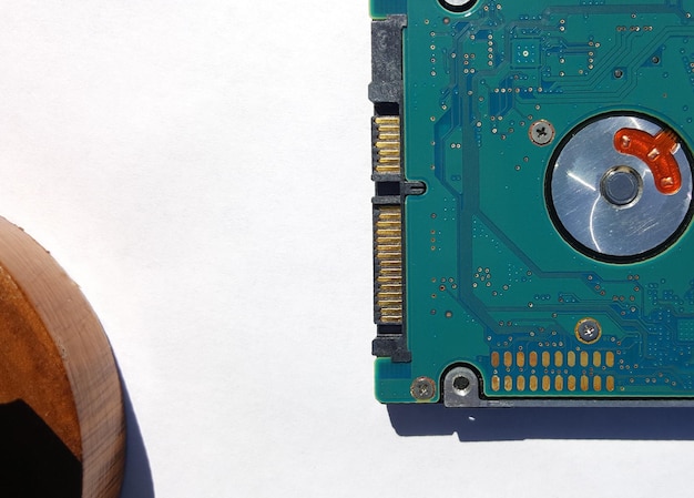 Primer plano de una placa de circuitos sobre un fondo blanco