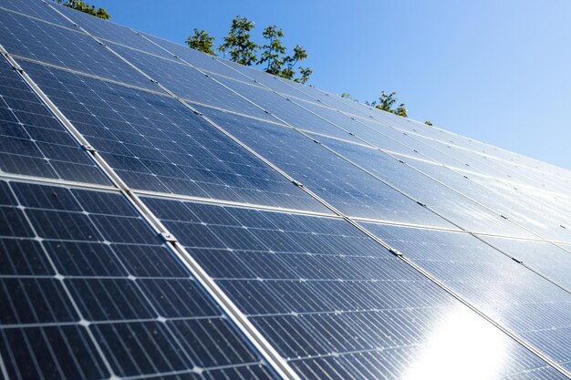 Primer plano de la planta de energía de granja de células solares paisaje de tecnología ecológica de paneles de células solares