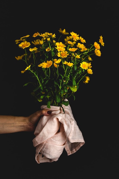 Primer plano de una planta de flores amarillas en un jarrón