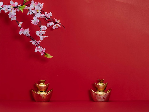 Primer plano de una planta en maceta en una mesa roja contra la pared