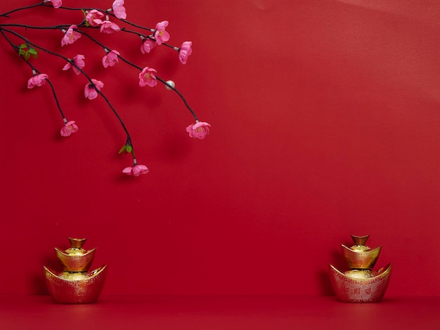 Primer plano de una planta en maceta en una mesa roja contra la pared