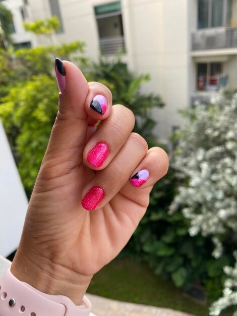 Foto primer plano de la planta que sostiene la mano de la mujer