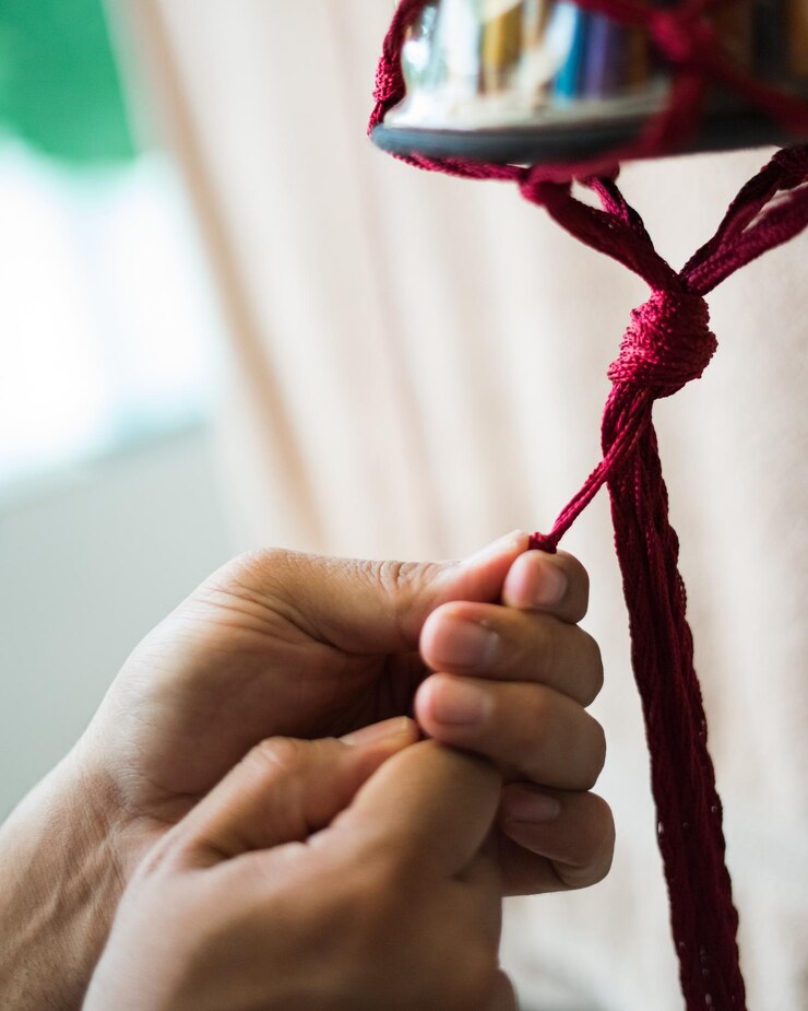 Foto primer plano de una plantación colgante de macrame tejida a mano