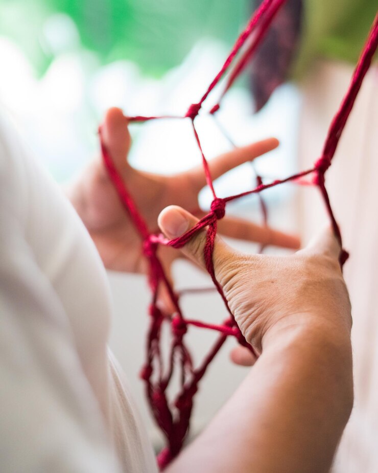 Foto primer plano de una plantación colgante de macrame tejida a mano