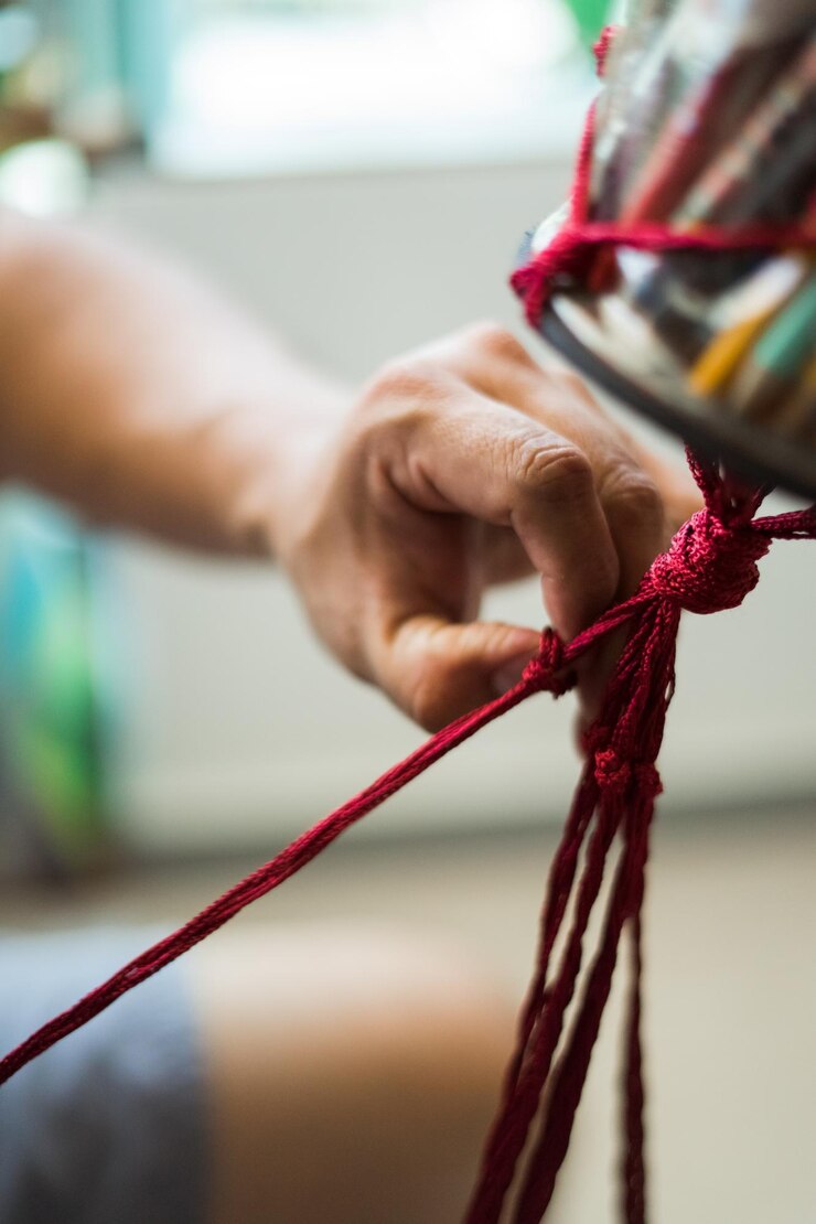 Foto primer plano de una plantación colgante de macrame tejida a mano