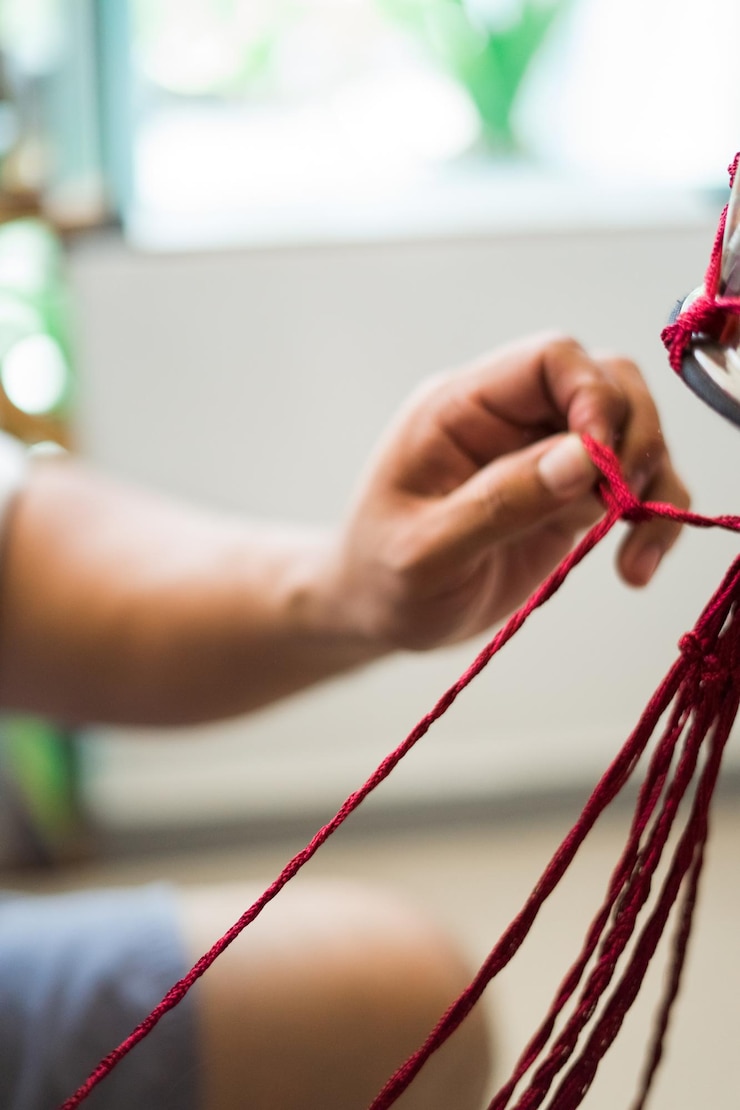 Foto primer plano de una plantación colgante de macrame tejida a mano
