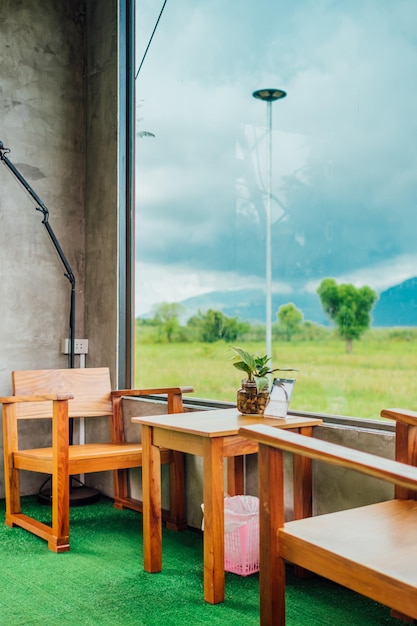 Foto un primer plano de las plantas en macetas en la mesa junto a la ventana