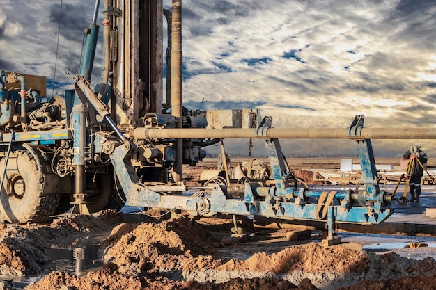 Primer plano de una plataforma de perforación basada en automóviles en un sitio de construcción Perforación de pozos profundos para minería Proceso de trabajo de perforación de un pozo