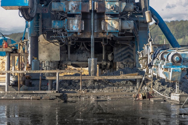 Primer plano de la plataforma de perforación en un sitio de construcción. Perforación de agujeros profundos. Extracción de minerales petróleo y gas. Proceso de trabajo.