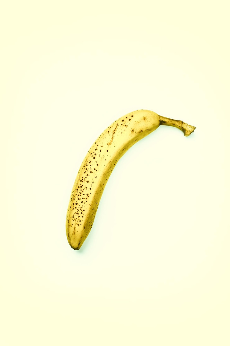 Foto primer plano de un plátano contra un fondo blanco
