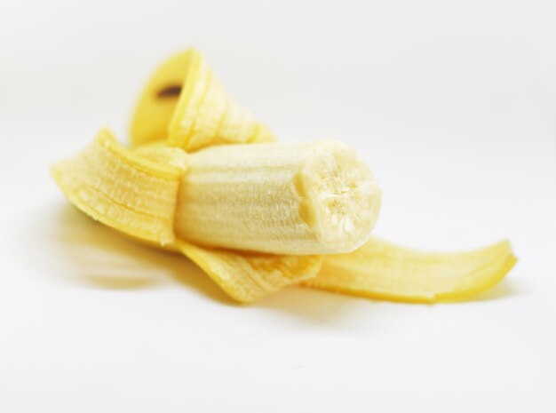 Foto primer plano de un plátano sobre un fondo blanco