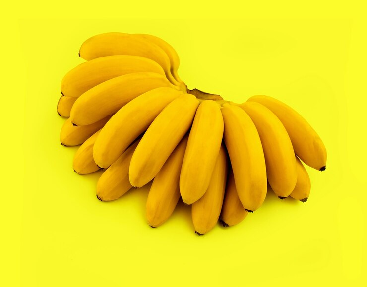 Foto primer plano de plátanos sobre un fondo amarillo