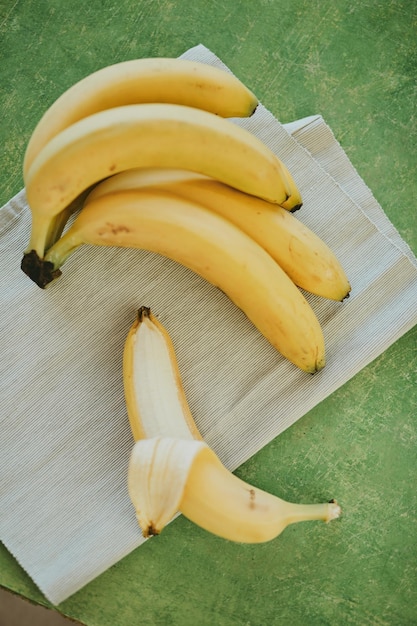Un primer plano de plátanos sobre un fondo verde