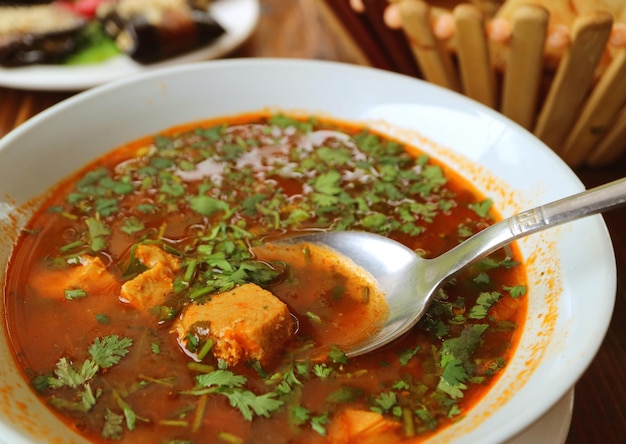 Primer plano de un plato de deliciosa sopa de ternera caliente georgiana llamado Khashi