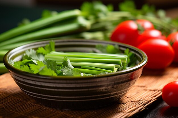 Foto un primer plano de un plato de ensalada de nopales al estilo mexicano con cactus y tomates