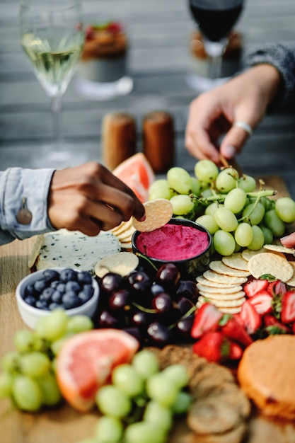 Primer plano de un plato de fruta y queso vegano