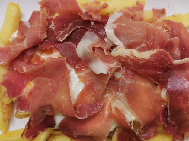 Primer plano del plato de jamón ibérico en España.