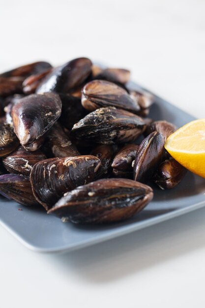 Foto un primer plano de un plato con mejillones recién cocidos