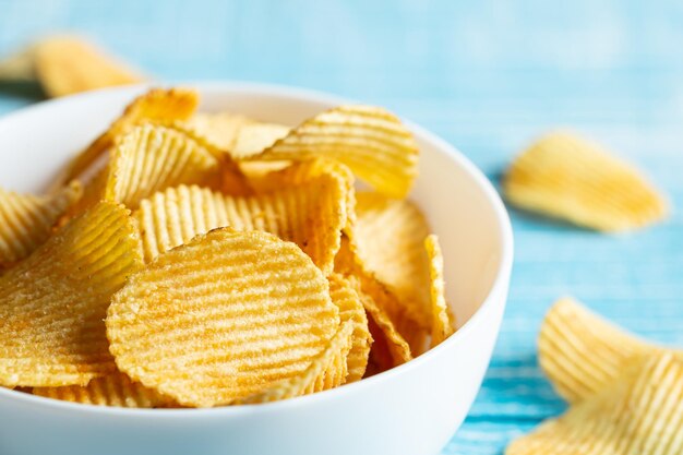 Foto primer plano de un plato de papas fritas sobre un fondo borroso